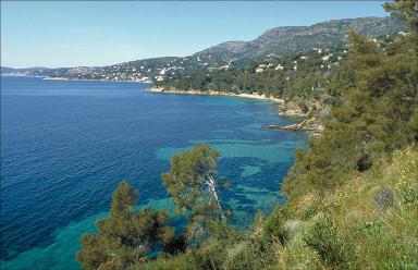 Vue générale du bord de mer depuis la pointe de la Fossette, d'est en ouest.
