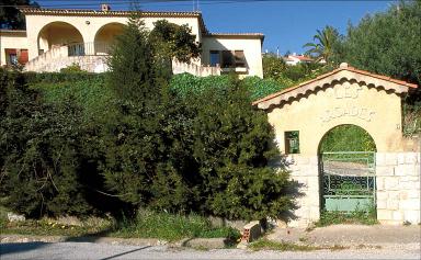 Vue d'ensemble du portail et de la façade orientée vers la mer. Architecte inconnu. Vers 1930.