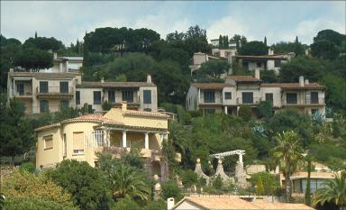 Vue de d'ensemble de la façade sud, depuis le sud.