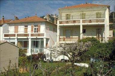 Ensemble de deux maisons. La façade sud, depuis le sud.