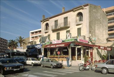 Immeuble. Vue d'ensemble de la façade sud, depuis le sud.