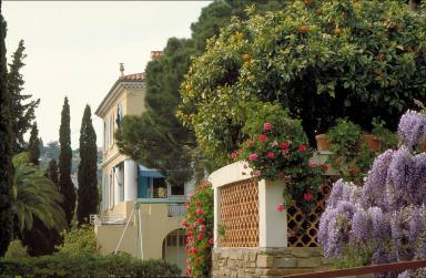 Maison. Vue partielle de la façade avec jardin au premier plan.