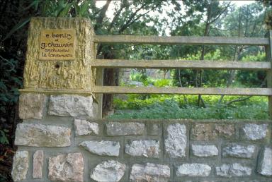 Morceau de la barrière de cloture en ciment et plaque d'architecte. Détail.