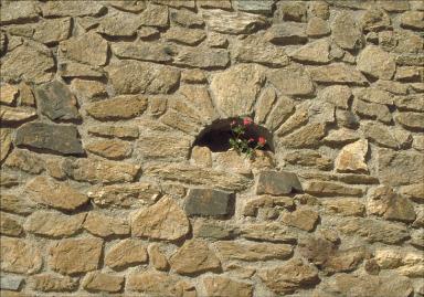 Chantepleure sur le mur de clôture. Détail.