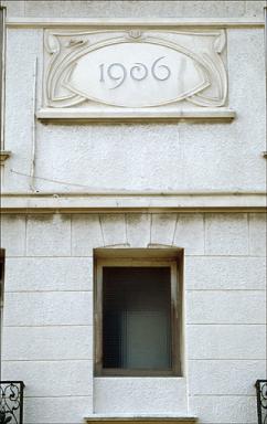 Immeuble daté de 1906, ayant servi de mairie. Détail: panneau portant la date situé sur la partie haute de la façade sur avenue des Martyres. Architecte inconnu.