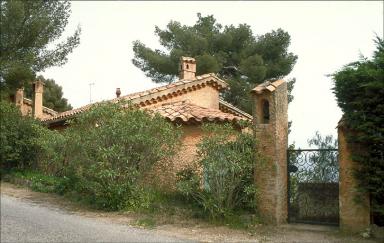 Le portail au nord, depuis la route.