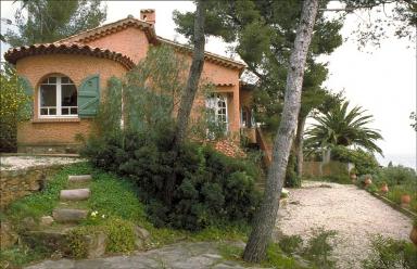 Façade est. Vue d'ensemble depuis le jardin.