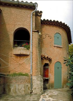 La façade est vue depuis le sud.