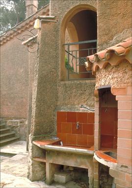 La façade est. Le lavoir. Détail. Vue depuis le nord.