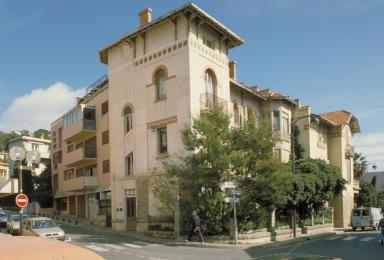 La façade sud, vue depuis la rue. David Léon, architecte, 1910.