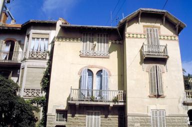 La façade sud, vue de face.