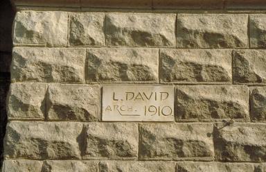 Plaque d'architecte au centre de la façade sud. Léon David architecte. 1910. Détail.