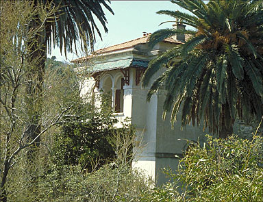 La façade sud vue depuis l'est.
