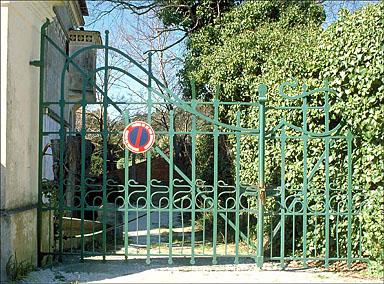 Le portail en ferronnerie vu de face, depuis la route nationale.