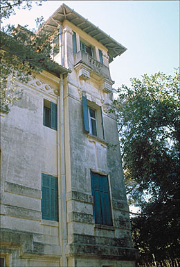 La tour belvédère sur la façade latérale est.