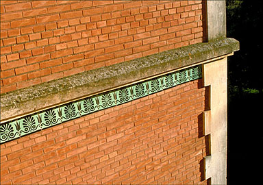Détail : frise sur le revers de l'aile ouest de la villa Engelfred.