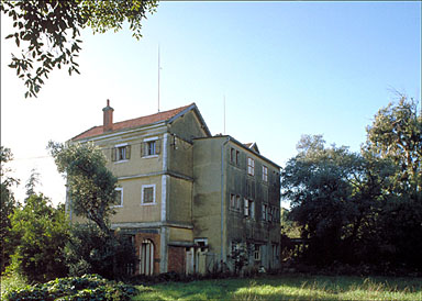 Les façades nord et est. Vue perspective depuis le jardin à l'est.
