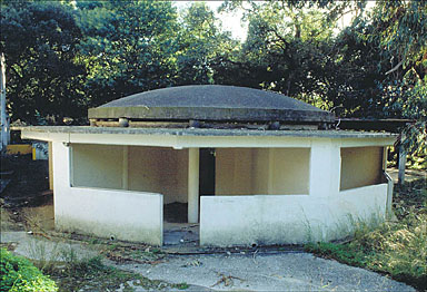 Colonie de vacances de Montélimar. Rotonde servant de préeau. Vue d'ensemble depuis le jardin.
