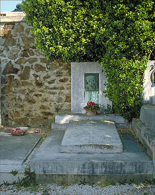 Vue d'ensemble de la tombe du peintre Louis Edmond Cross située au cimetière central du Lavandou.