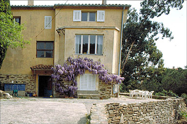 Vue d'ensemble de la façade latérale ouest depuis l'entrée.
