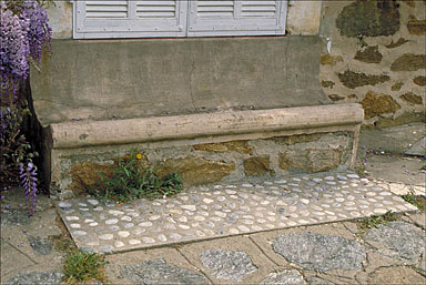 Détail du banc en ciment situé au rez-de-chaussée sur la façade ouest.