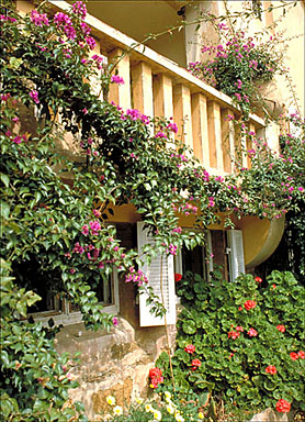 La façade sud. Le corbeau du balcon de la loggia. Détail.