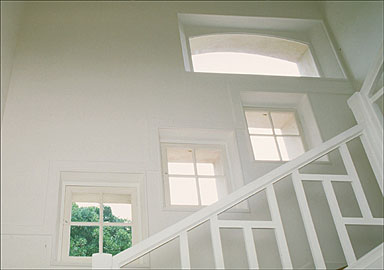 Détail : fenêtres et rampe de l'escalier.
