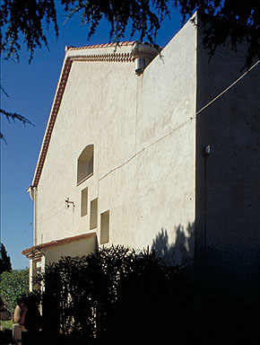 Façade latérale est depuis le nord est.