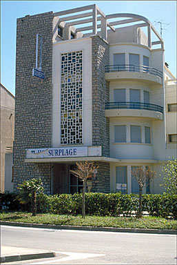 Vue d'ensemble du volume d'entrée sur la façade nord.