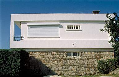 Vue d'ensemble de la façade latérale est.