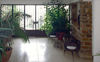 Vue intérieure. La porte d'entrée en ferronnerie du vestibule, depuis l'escalier.