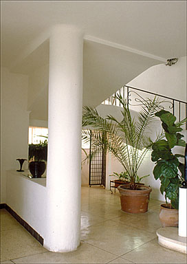 Vue intérieure . Le pilier du vestibule.