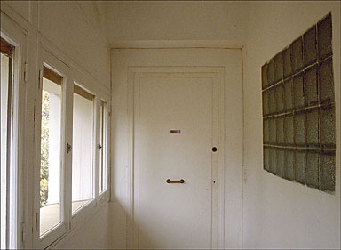 Vue intérieure .Fenêtres en bandes de la coursière desservant l'aile est, depuis l'escalier. Détail.
