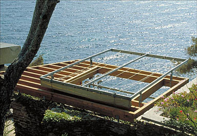 La pergola en bois située à l'ouest, au dessus de la terrasse du premier étage de soubassement, depuis le nord.