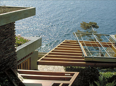 Les pergolas en bois au dessus de la terrasse située à l'ouest du premier étage d soubassement, depuis la route.