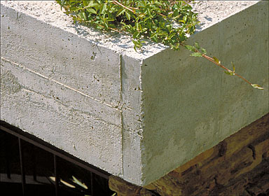Détail: l'angle nord-est de la dalle en béton du porche d'entrée.