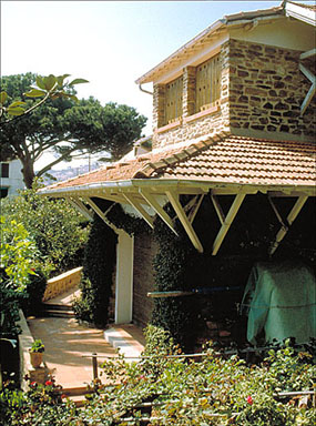 L'auvent à l'angle est de la façade sud, depuis le jardin à l'est.