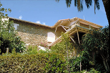 La façade sud vue depuis la partie basse du jardin, au sud.