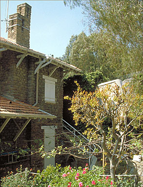La façade est avec l'escalier à l'arrière plan, depuis le sud est.