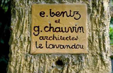 Détail : plaque d'architecte apposée sur l'un des piliers de la clôture.