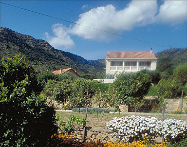 La façade sud et le jardin au premier plan, depuis le sud ouest.