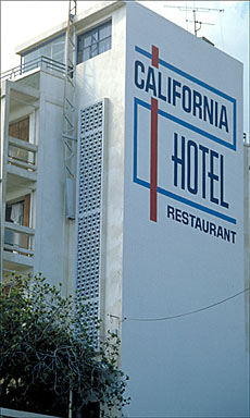 L'enseigne peinte de l'hôtel sur la façade est.