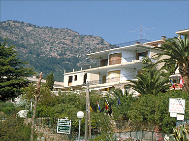 Vue d'ensemble de la façade sud depuis la route nationale.