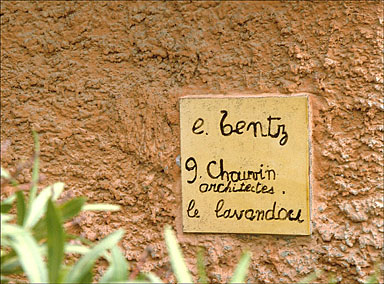 Plaque d'architecte en céramique vernissée: Etienne Bentz et Gaston Chauvin architectes. Le Lavandou.