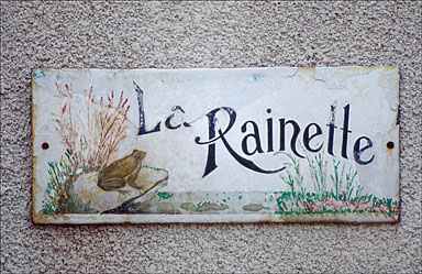 Nom de villa inscrit sur une plaque en fer émaillée.