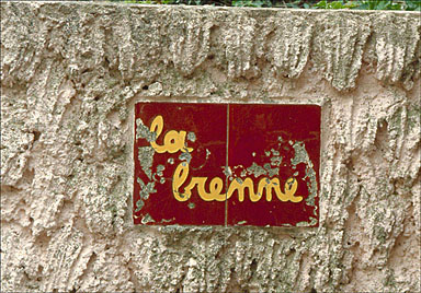Nom de villa inscrit sur plaque en céramique vernissée.