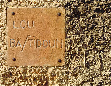 Nom de villa inscrit sur plaque en terre cuite.