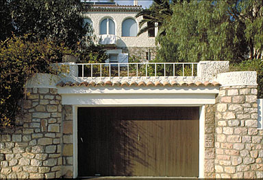 Le garage et la façade de la villa depuis le sud.