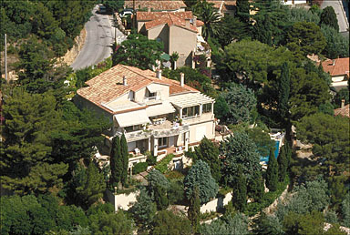 Vue aérienne depuis l'est. Charles Rippert, architecte. Le Lavandou.
