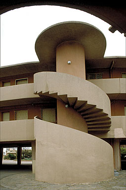 Vue de l'escalier à vis du bâtiment A depuis la rotonde située au nord.